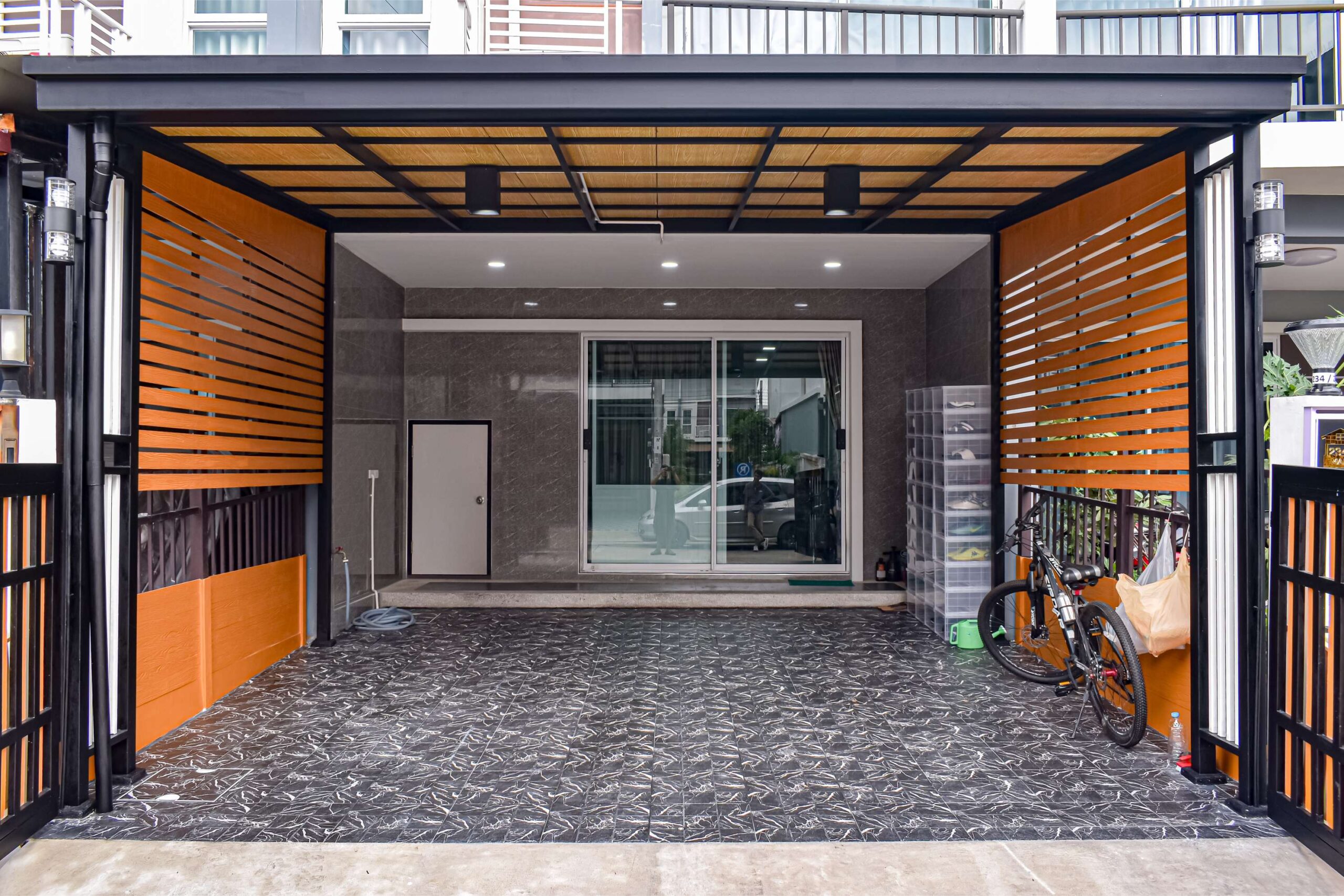 บ้านที่มีหลังคาโรงจอดรถ ที่ออกแบบให้มีความเหมาะสมกับพื้นที่ มีหลังคาครอบคลุม จะช่วยให้หน้าบ้านดูเรียบร้อย นอกจากจะดูดีแล้ว ยังช่วยเพิ่มความน่าอยู่ให้กับบ้านอีกด้วยโดยเฉพาะถ้าเลือกวัสดุและโครงสร้างที่เข้ากับสไตล์ของบ้าน