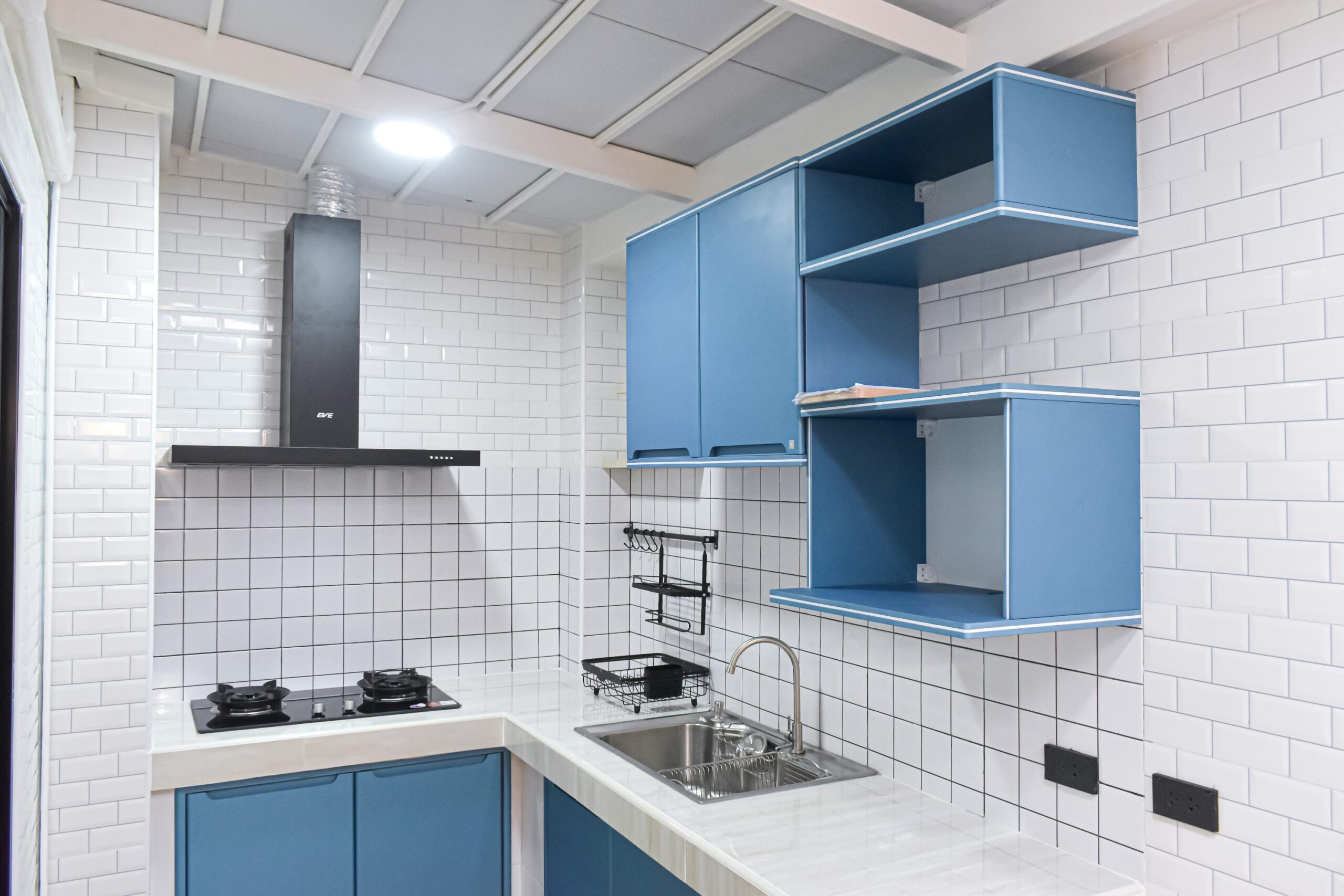 ต่อเติมหลังบ้าน กรณีที่ต้องยื่นขออนุญาต คือ เมื่องานต่อเติมมีลักษณะเป็นโครงสร้างถาวร เช่น การต่อเติมห้องครัว ห้องอเนกประสงค์ หรือหลังคาที่มีเสาและโครงสร้างรองรับ โดยเฉพาะงานที่มีการเจาะผนัง ต่อเติมหลังคาเชื่อมกับตัวบ้าน