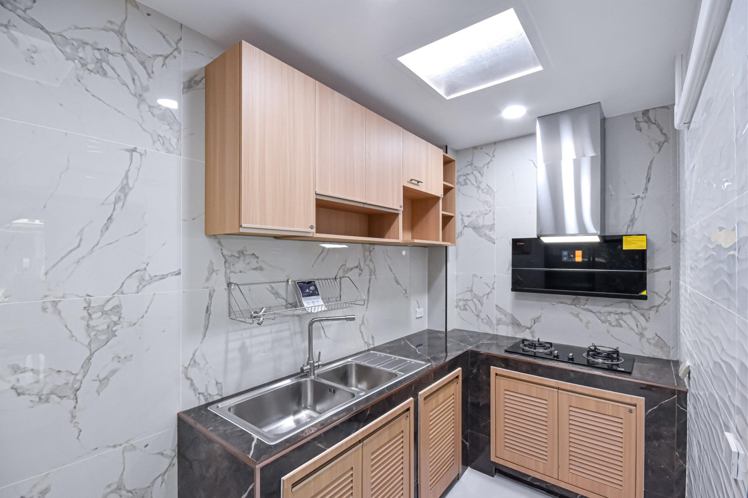 แบบห้องครัวไทยหลังบ้านขนาดเล็กสไตล์ลอฟท์ เคาน์เตอร์ปูนที่ทนทาน พร้อมรับมือกับทุกเมนูหนัก ๆ หรือหลังคาโปร่งแสงที่ช่วยให้ครัวสว่างโดยไม่ต้องพึ่งไฟตลอดวัน แม้จะเป็นบ้านที่มีพื้นที่จำกัด แต่จัดสรรพื้นที่ดี ๆ ก็กลายเป็นครัวไทยสุดชิค