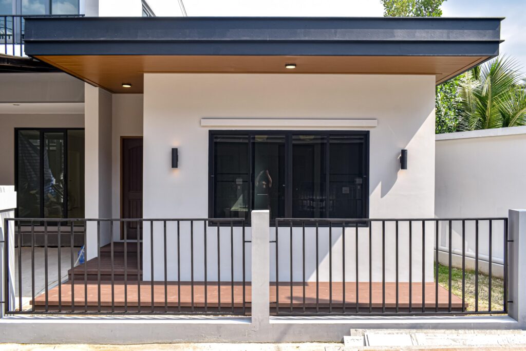 การต่อเติมหน้าบ้าน เป็นการเพิ่มพื้นที่ใช้สอย เช่น ต่อเติมกันสาดหน้าบ้าน ต่อเติมห้องครัวนอกบ้าน หรือแม้กระทั่งห้องทำงาน