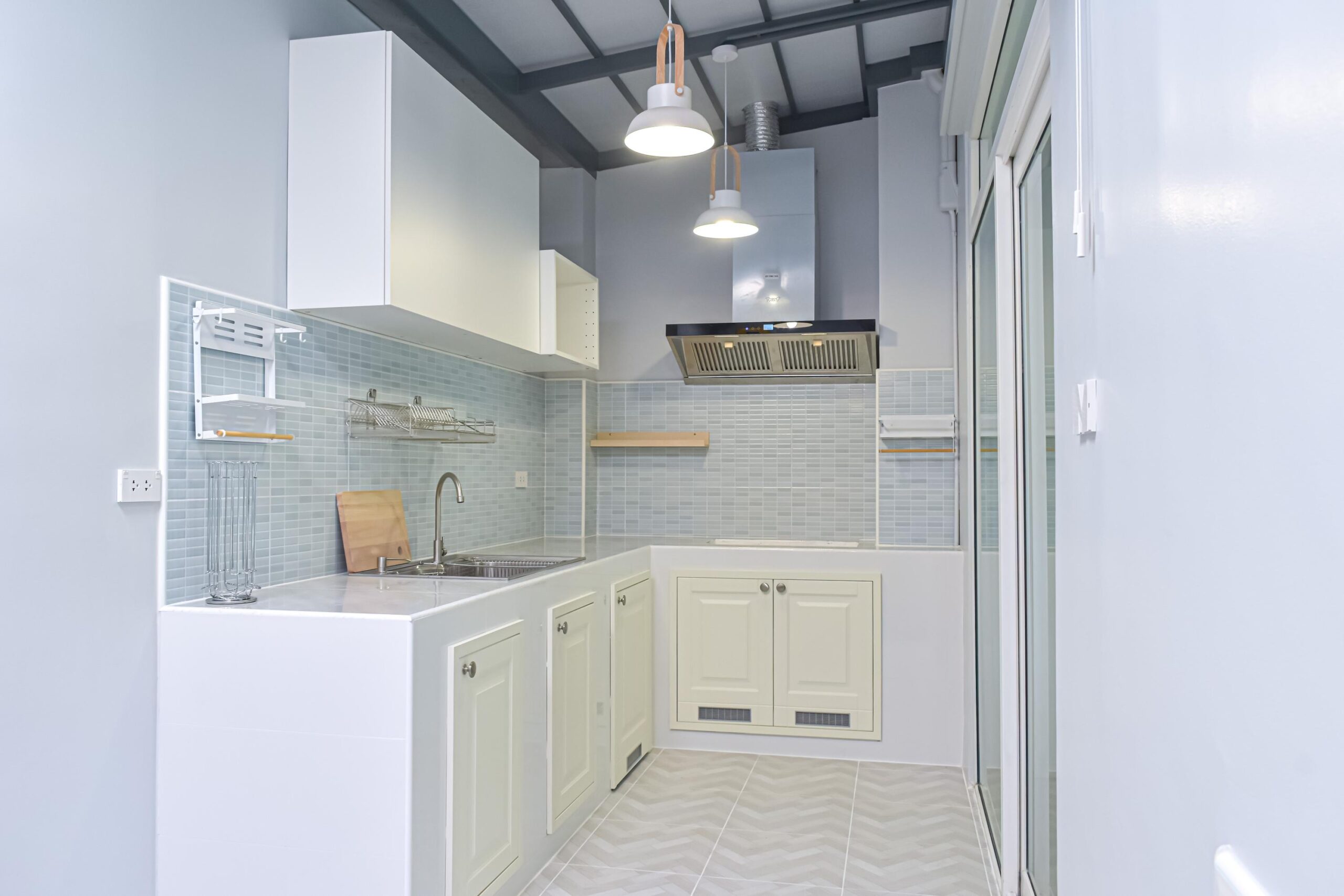 แบบห้องครัวไทยหลังบ้าน ข้อสำคัญของครัวไทยมักเป็นครัวเปิดที่ออกแบบให้โปร่ง โล่ง และรับแสงธรรมชาติ เพื่อให้ระบายอากาศและกำจัดกลิ่นได้ดี