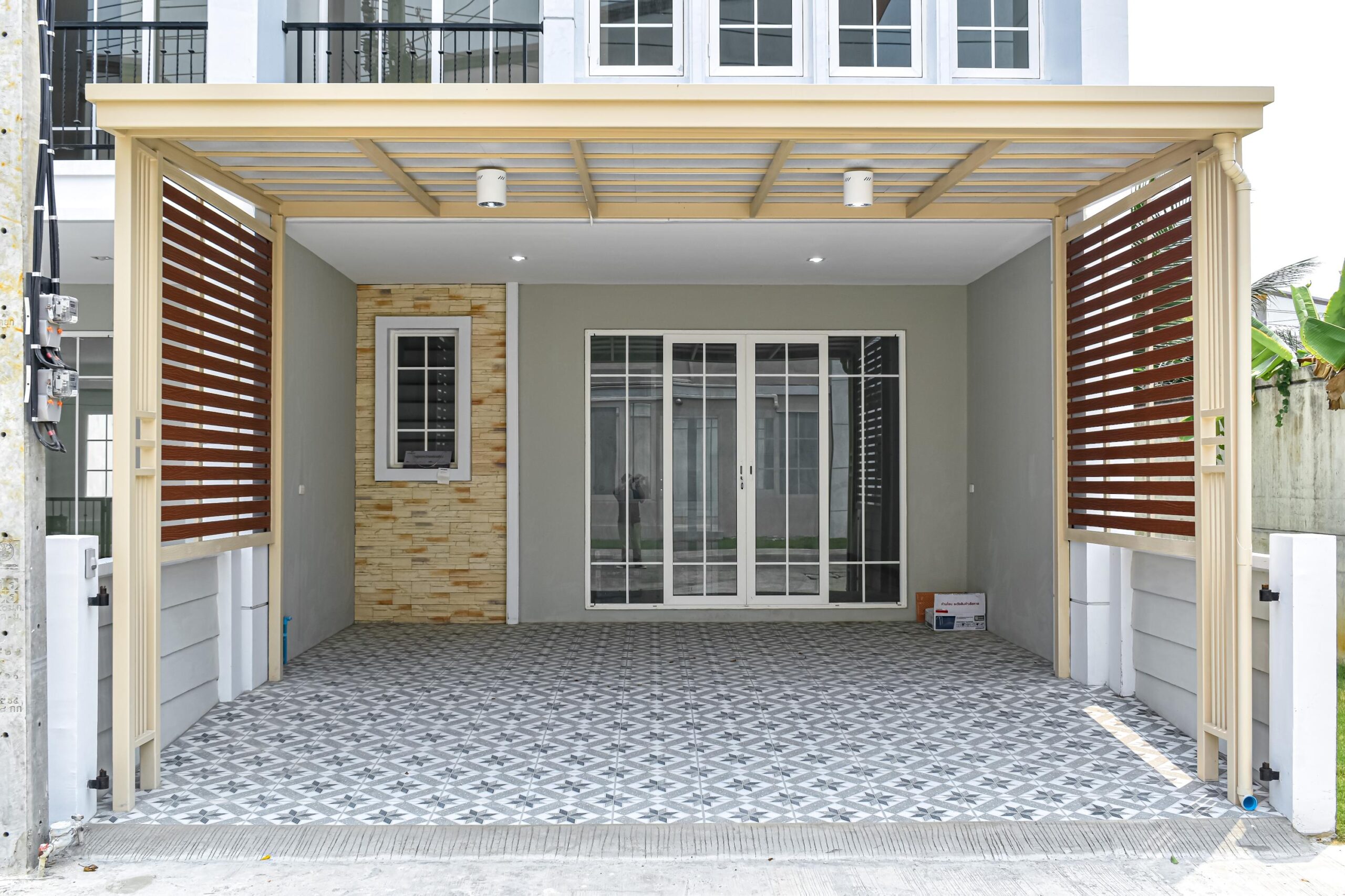 โรงรถสวยๆ โรงจอดรถสไตล์ Japanese
ใครที่ชอบความอบอุ่นแบบญี่ปุ่นให้ฟีลโฮมมี่ น่าจะชอบโรงรถสไตล์นี้ครับ สำหรับสไตล์นี้จะโชว์เรื่องความเรียบง่ายเป็นหลัก ให้ความสงบแบบสวนเซน ที่ชวนให้รู้สึกผ่อนคลาย จุดเด่นคือการใช้ไม้หรือวัสดุที่เป็นลายไม้ ให้ความรู้สึกเป็นธรรมชาติ ผสมผสานกับโทนสีอบอุ่น เช่น น้ำตาล ครีม หรือขาว