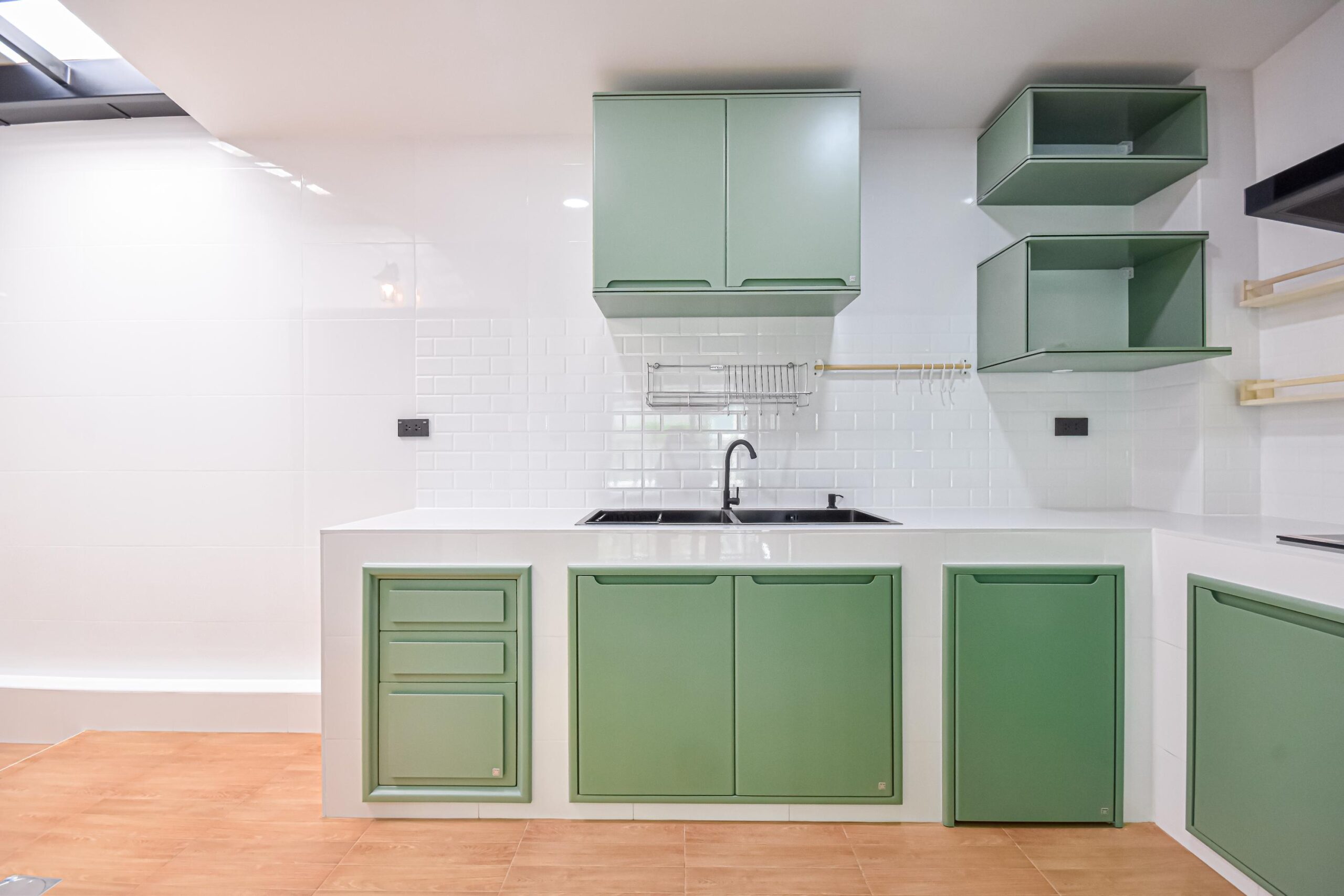 ไอเดียต่อเติมห้องครัวหลังบ้าน เพื่อเพิ่มพื้นที่ใช้งานให้กับบ้านขยายพื้นที่ทำอาหารโดยไม่ต้องรื้อหรือปรับโครงสร้างภายในบ้านเดิม เหมาะสำหรับครอบครัวที่มีสมาชิกหลายคน หรือผู้ที่ทำอาหารบ่อย ต้องการพื้นที่เก็บของ เตรียมวัตถุดิบ และวางอุปกรณ์ครัวได้อย่างเป็นสัดส่วน 