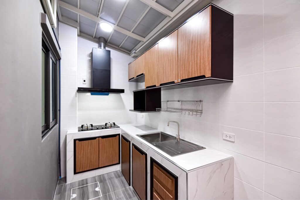 ต่อเติมห้องครัวหลังบ้านสไตล์มินิมอล (Minimal Kitchen) เป็นสไตล์ที่ดูสะอาดตา ไม่อึดอัด ไม่รก ให้ความเรียบง่าย ด้วยการใช้โทนสีอ่อน อย่างสีขาว สีครีม