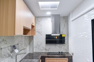 ต่อเติมครัวหลังบ้านแบบโปร่ง การออกแบบที่เรียบง่าย ไม่ซับซ้อน เน้นฟังก์ชั่นการใช้งาน การใช้พื้นที่อย่างคุ้มค่า โดยการเลือกใช้วัสดุที่มีคุณภาพดี สีสันที่เรียบง่าย การจัดวางเฟอร์นิเจอร์ที่เรียบง่าย