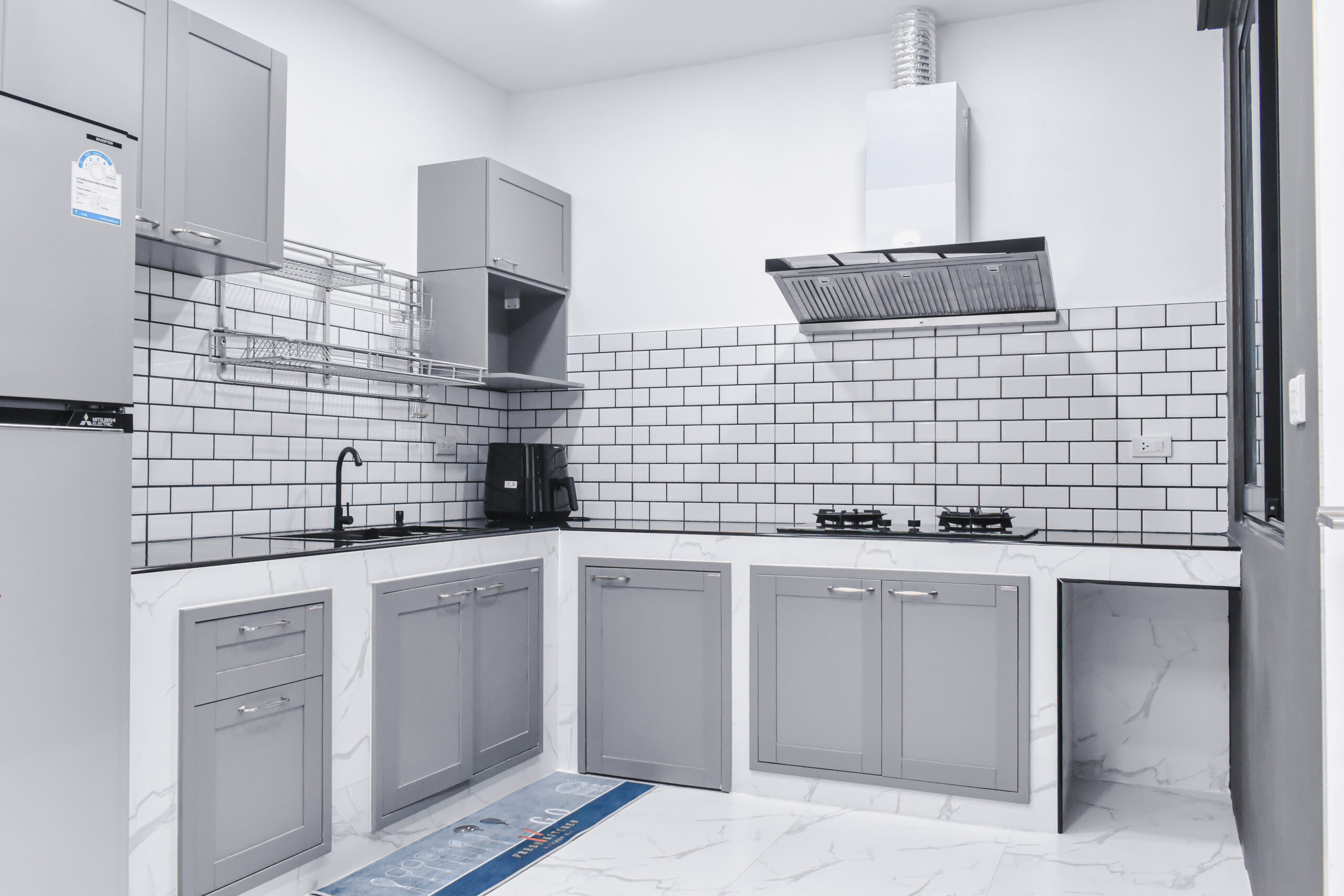 ต่อเติมห้องครัวจะต้องมีเงินเท่าไหร่ สำหรับห้องครัวไทยที่แยกตัวออกจากบ้านเลย งบประมาณที่สร้างอาจเริ่มต้นที่ 150,000 บาทขึ้นไปครับ เพราะจำเป็นต้องวางโครงสร้างใหม่ทั้งหมด เพื่อไม่ให้กระทบกับตัวโครงสร้างเดิม ทั้งฐานราก เสาเข็ม ผนัง และหลังคา เพื่อให้มั่นคงและปลอดภัย รับรองว่ายังไงก็คุ้มครับกับระยะยาว  