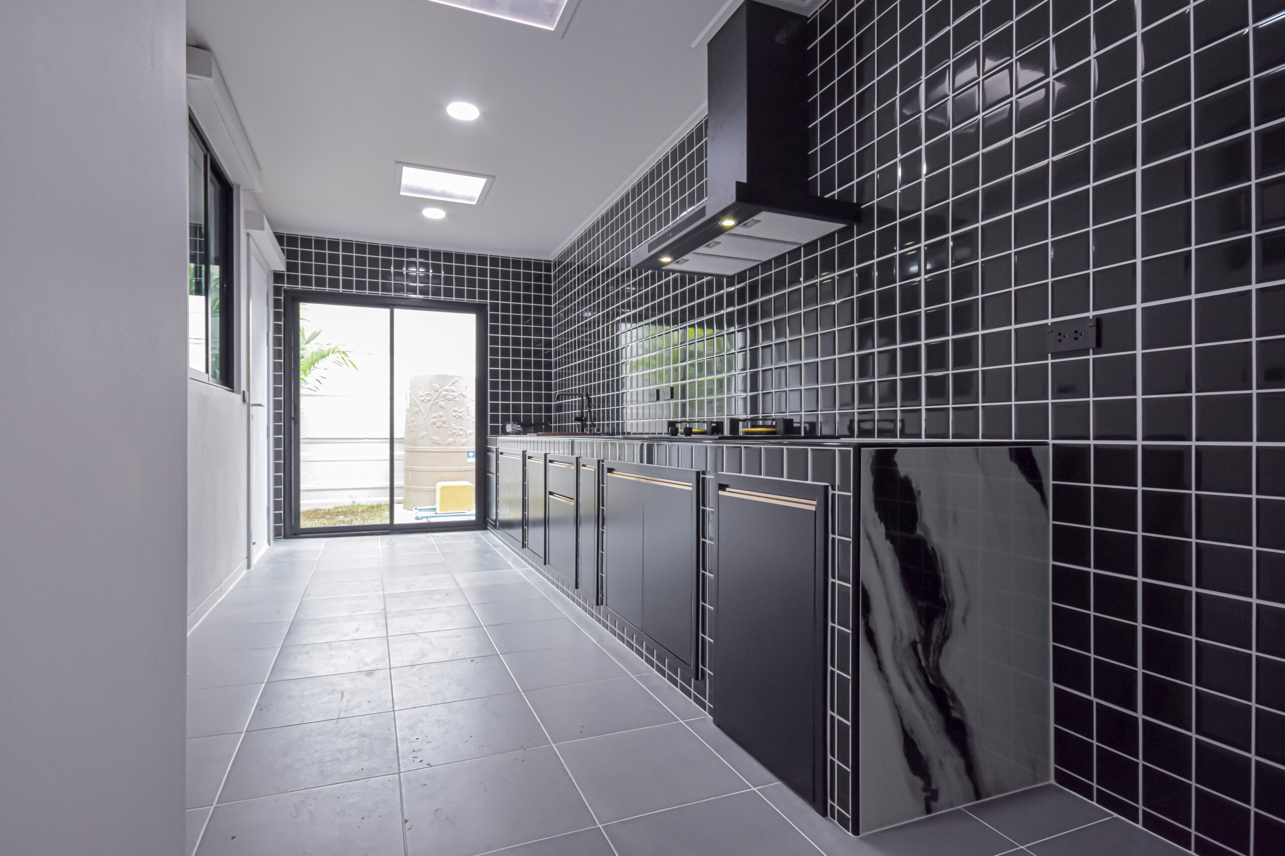 ต่อเติมห้องครัวต้องขออนุญาตไหม การต่อเติมห้องครัวที่ เพิ่มพื้นที่ใช้สอยเกิน 5 ตร.ม. หรือมีการเปลี่ยนแปลงโครงสร้างของบ้าน เช่น เพิ่มเสา คาน หรือผนัง จะต้องขออนุญาตจากสำนักงานเขต