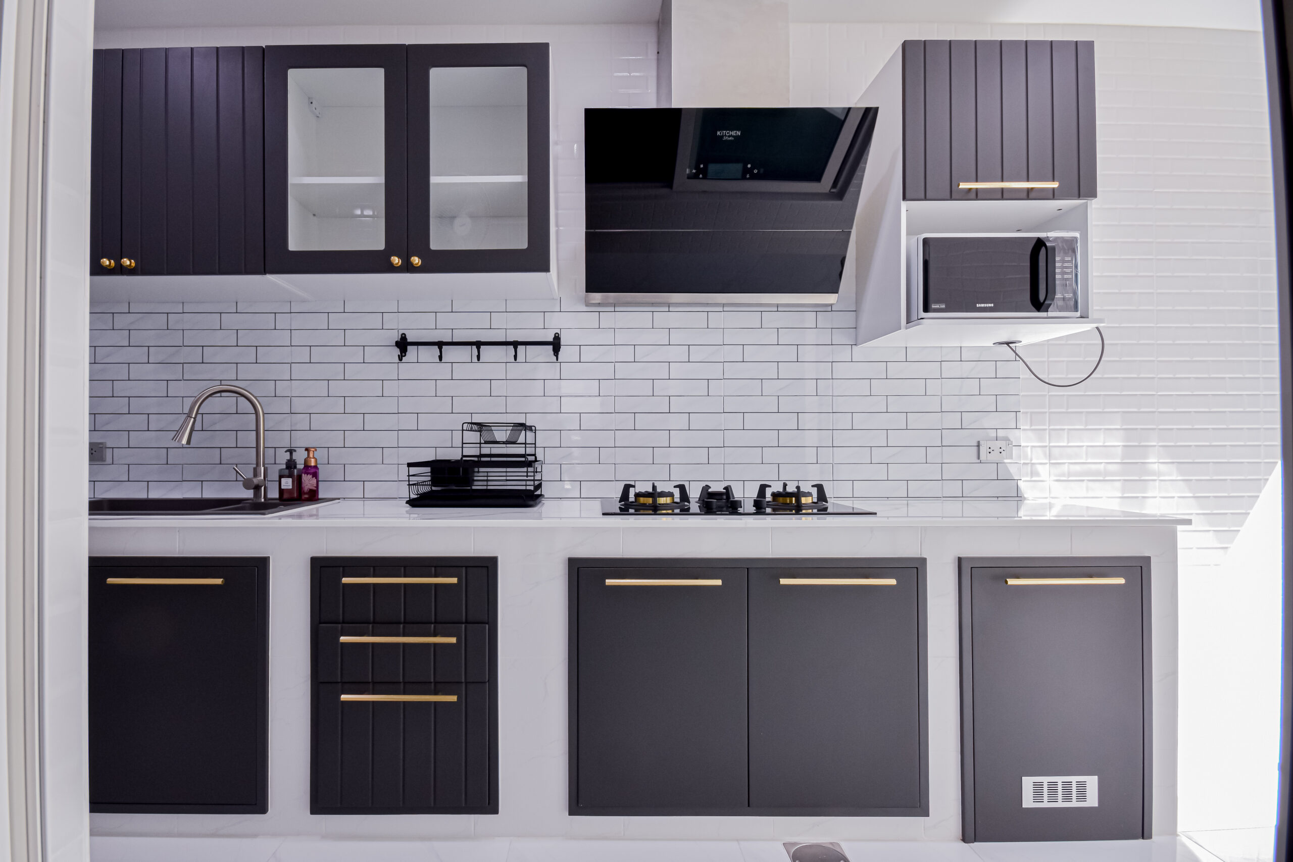 ห้องครัวเล็กหลังบ้าน โดยเฉพาะใครที่อยู่บ้านพื้นที่จำกัดอย่างทาวน์โฮมหรือบ้านแฝด เพราะช่วยแยกสัดส่วนการทำครัวออกจากพื้นที่หลักของบ้าน ทำให้ไม่ต้องกังวลเรื่องกลิ่นเข้าบ้าน หรือพื้นที่ไม่พอใช้งาน