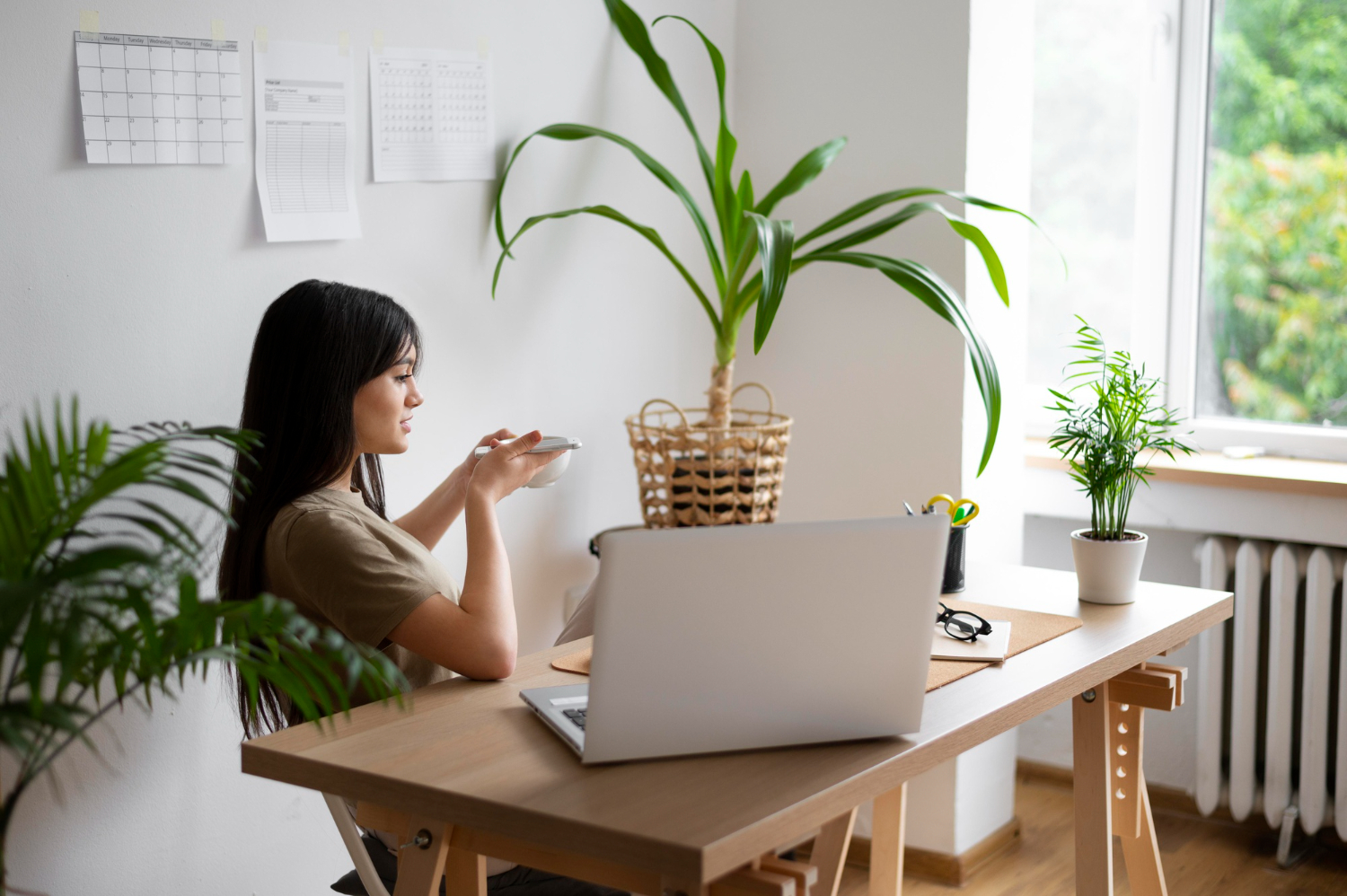 ต่อเติมห้องทำงาน Home Office เป็นพื้นที่ที่เราอยู่แล้วโฟกัสได้จริง มีความเป็นส่วนตัว ไม่ต้องคอยลุ้นว่าเสียงคนในบ้านจะหลุดเข้าไมค์ตอนประชุม