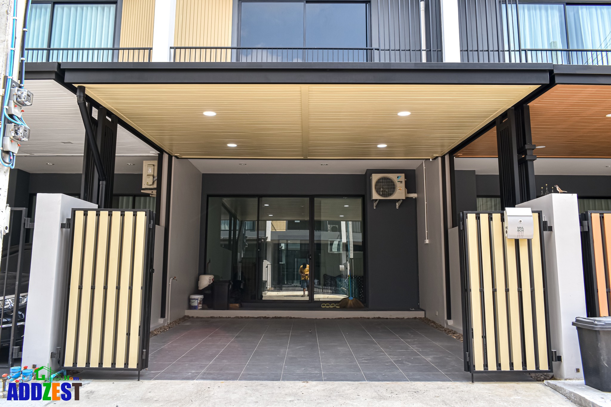 ต่อเติมหลังคาหน้าบ้าน แบบไหนดี หลังคากันสาด (Awning) เป็นหลังคาแบบยื่นออกมาจากตัวบ้าน กันแดดและฝนได้ดี ทำให้พื้นที่ใช้งานด้านหน้าบ้านสะดวกขึ้น เหมาะกับพื้นที่จอดรถ ทางเข้าบ้าน หรือทำเฉลียงหน้าบ้านแบบเรียบง่าย มักใช้โครงเหล็กหรืออะลูมิเนียม วัสดุมุงเป็นเมทัลชีท ไวนิลหรือผ้าใบ ติดตั้งง่าย ราคาประหยัด 