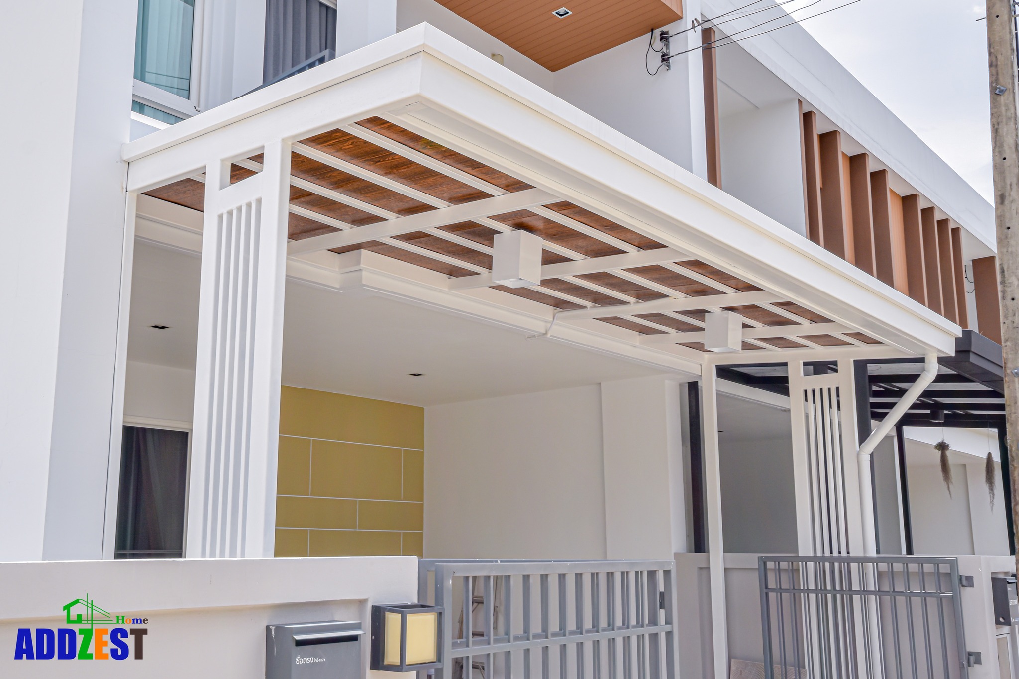 ต่อเติมหลังคาบ้าน การเลือกสีของหลังคาและโทนการตกแต่งช่วยเปลี่ยน Mood & Tone ของบ้านมากกว่าที่คิดครับ บ้านสไตล์โมเดิร์นมักใช้สีเอิร์ธโทนแบบอบอุ่น เช่น เทา ดำ ขาว น้ำตาลอ่อน ซึ่งดูสะอาดตาและมีความเป็นกลาง