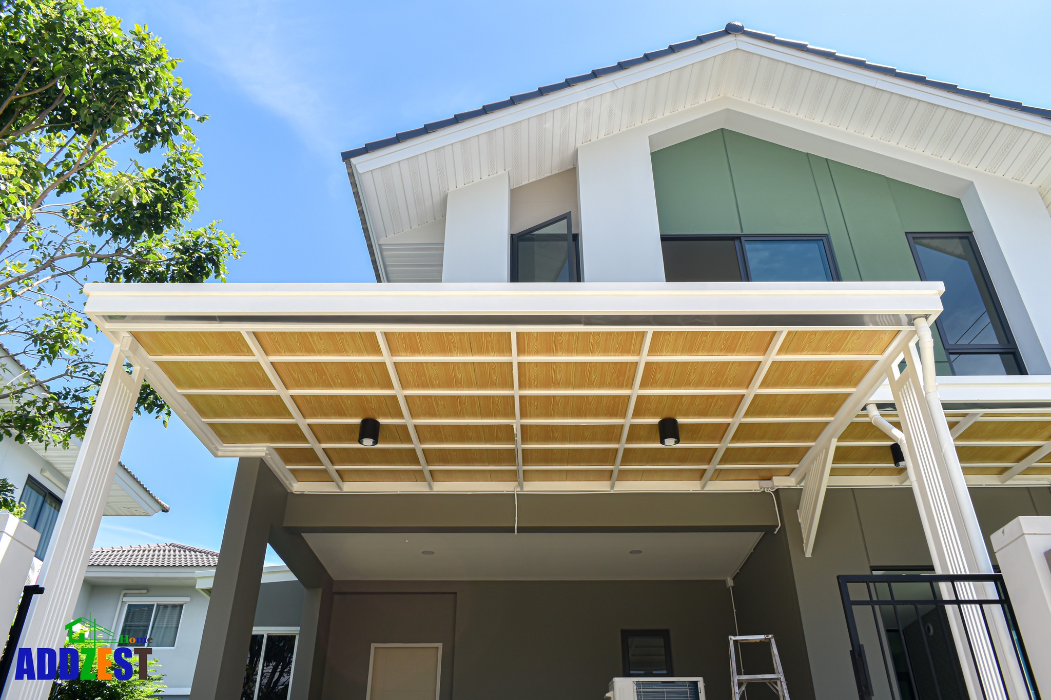 ต่อเติมหลังคาบ้าน หลังคากันสาดแบบค้ำยัน เป็นรูปแบบยอดนิยมรองลงมาจากแบบแรก เพราะไม่ต้องกังวลเรื่องการทรุดตัวในอนาคต ประหยัดค่าใช้จ่ายในการลงเสาเข็ม แต่มีข้อจำกัดคือสามารถทำหลังคากว้างได้ไม่เกิน 1.50 ม.