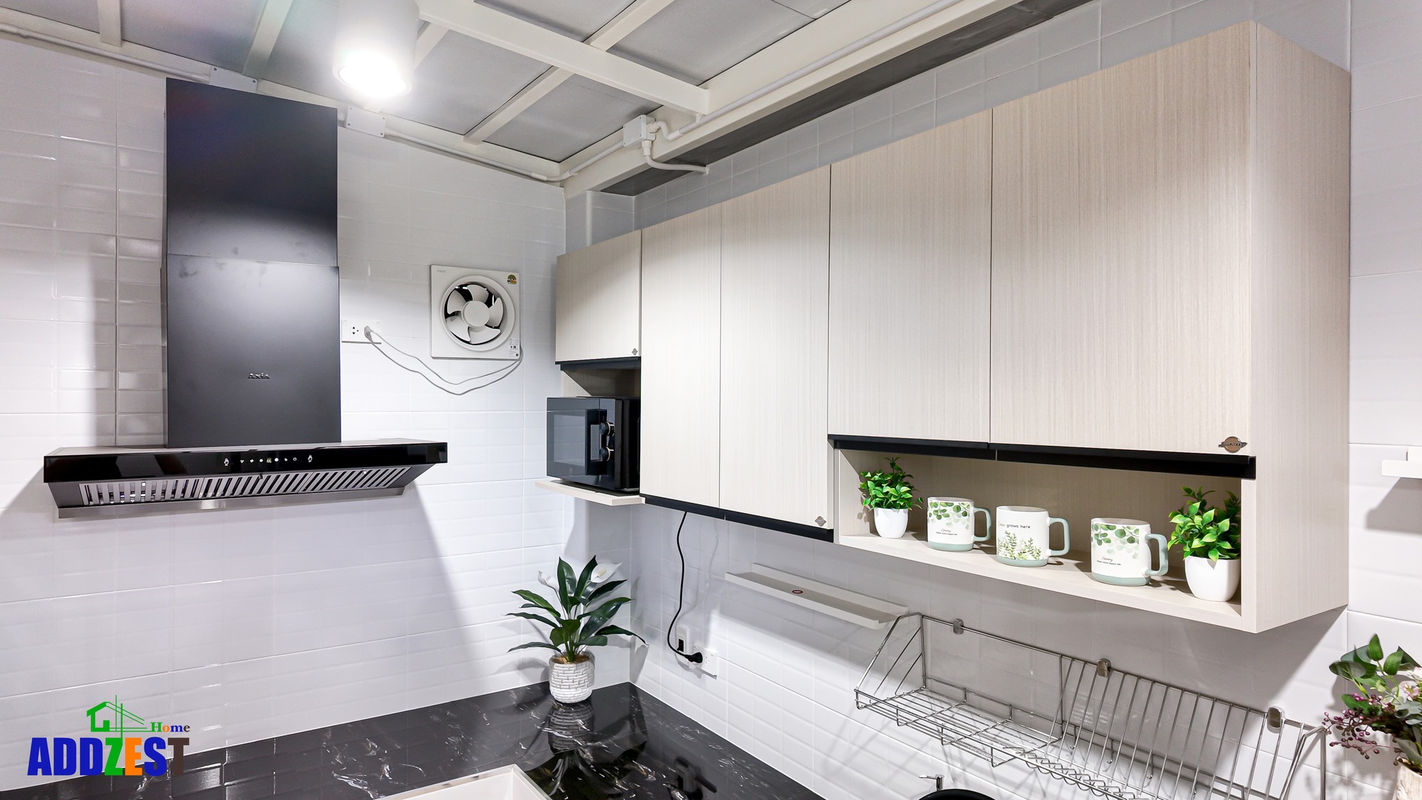 ต่อเติมห้องครัวยังไงไม่ให้ร้อน การติด พัดลมดูดอากาศ (Exhaust Fan) ที่มีกำลังแรงพอในตำแหน่งเหมาะสมครับ เช่น เหนือเตา หรือผนังฝั่งที่ลมสามารถออกไปนอกบ้านได้โดยตรง