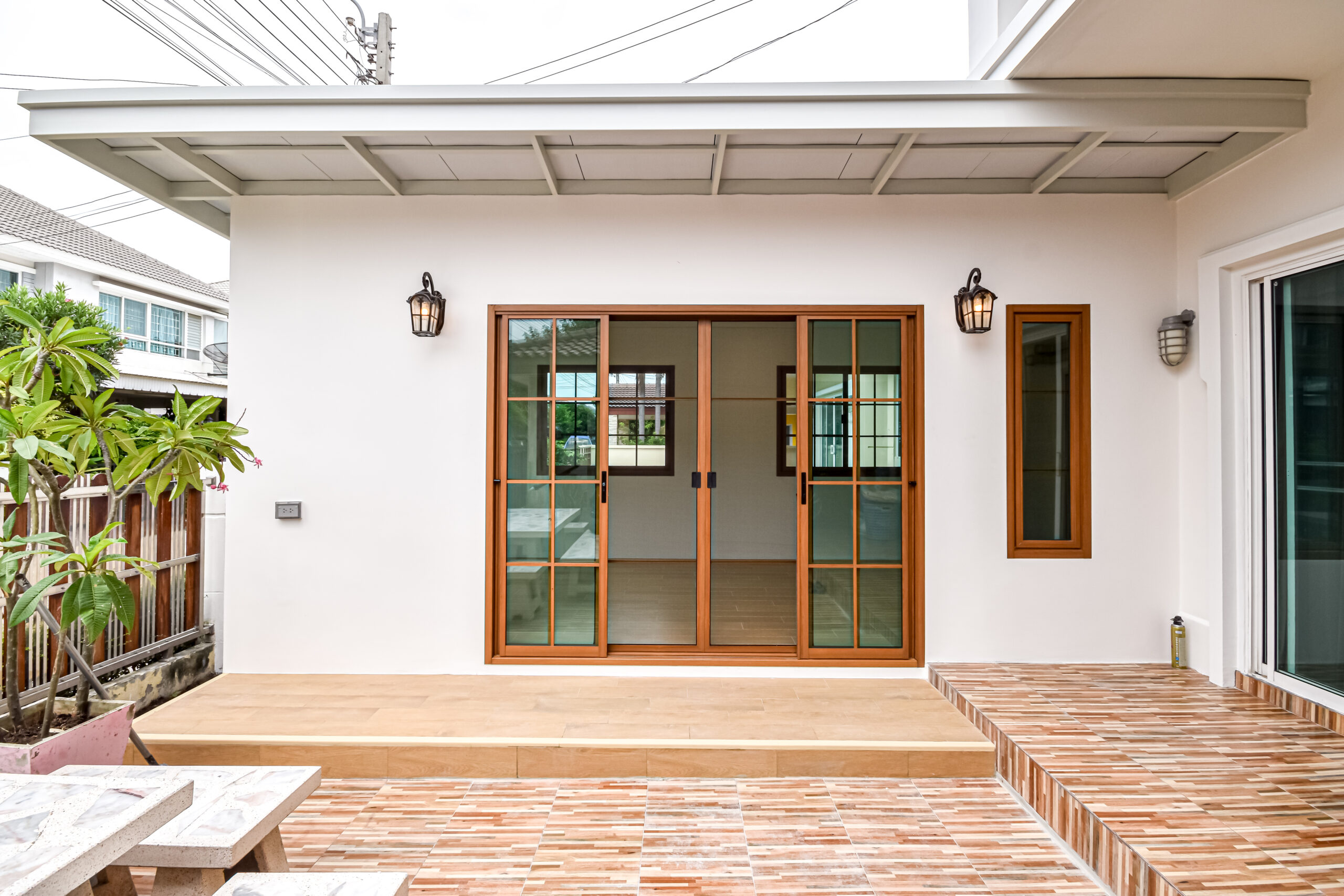 ต่อเติมห้องข้างบ้าน พิ่มพื้นที่ใช้สอยให้ตอบโจทย์มากขึ้น ไม่ว่าจะเป็นห้องครัว ห้องซักรีด ห้องทำงาน ห้องเก็บของ ห้องอเนกประสงค์ ห้องนั่งเล่น หรือแม้แต่ห้องสตูดิโอสำหรับงานก็ยังได้ การต่อเติมข้างบ้านจะช่วยเปลี่ยนพื้นที่ว่างให้เกิดประโยชน์ได้