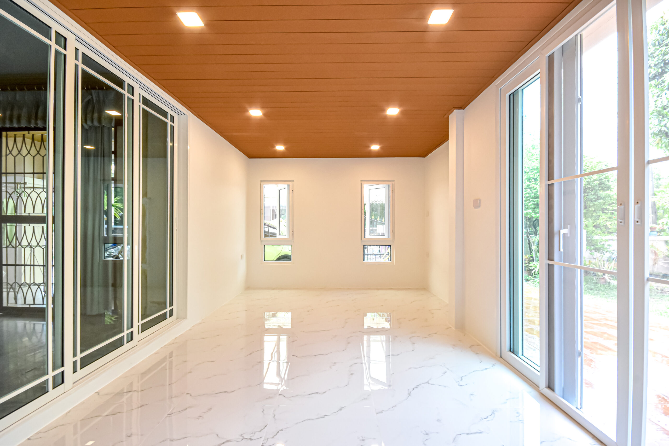 ต่อเติมห้องข้างบ้าน เป็นห้องทำงาน หรือ Co-working Space ในบ้าน จะช่วยให้โฟกัสกับงานได้มากขึ้น ไม่ถูกรบกวนจากเสียงรบกวนในบ้าน อีกทั้งยังเป็นมุมสงบที่ช่วยเสริมสมาธิได้ดี