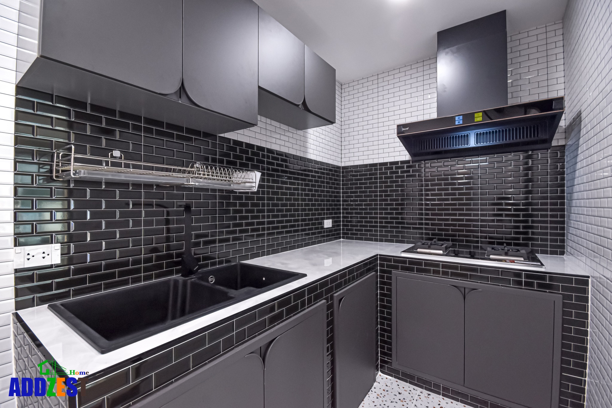 ต่อเติมห้องครัวจะต้องมีเงินเท่าไหร่ ขึ้นอยู่กับขนาดพื้นที่ วัสดุที่ใช้ และอุปกรณ์ครัวที่ติดตั้งครับ ครัวไทยมักต้องเจอความร้อน คราบมันจากการทำอาหารหนัก และความชื้นสูง จึงต้องใช้วัสดุที่แข็งแรง เช่น เคาน์เตอร์ปูน