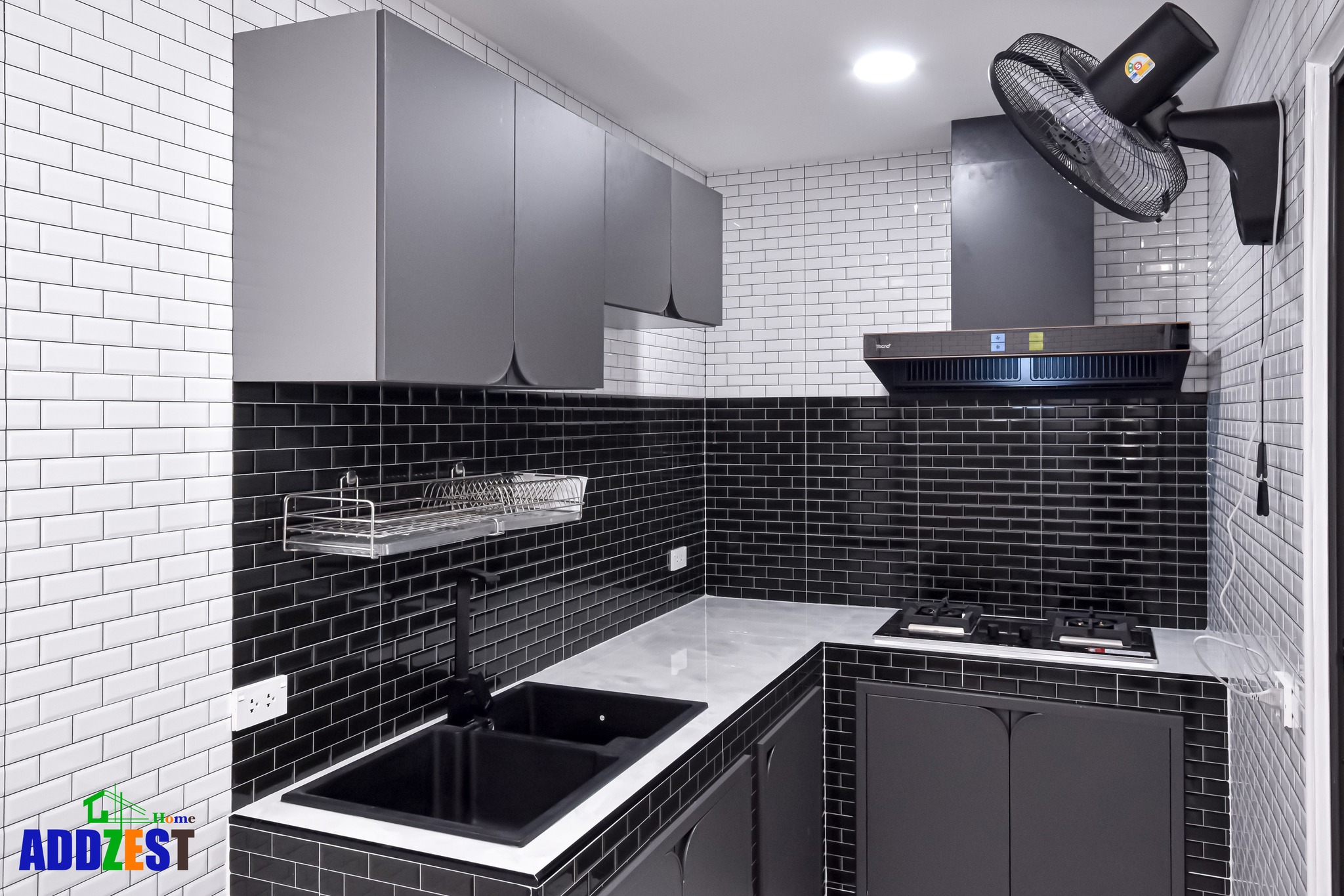 ต่อเติมครัวไทยหลังบ้าน ถ้าอยากเน้นความทนทานและแข็งแรง แนะนำให้ใช้ เคาน์เตอร์ปูน แบบยอดนิยมเลยครับ เพราะรองรับแรงสับแรงโขลกได้ดี แถมยังทนความร้อนได้ดีมากอีกด้วย สามารถปรับผิวหน้าให้ทำความสะอาดง่ายด้วย