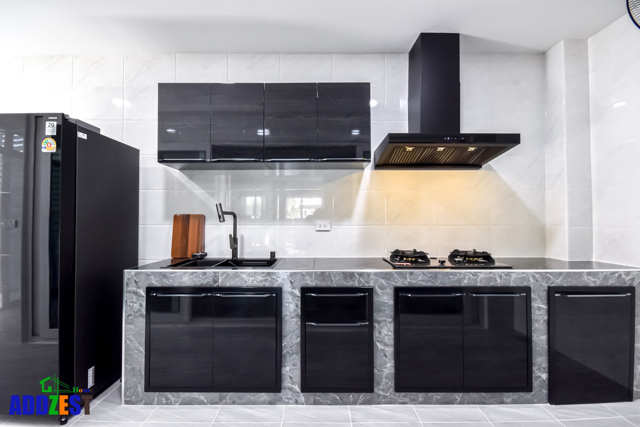 ต่อเติมครัวไทยหลังบ้าน เลือกวัสดุที่ง่ายต่อการทำความสะอาด เพราะครัวไทยต้องเจอกับคราบน้ำมัน รอยเปื้อนจากการทำอาหาร ดังนั้นควรเลือกวัสดุที่ดูแลง่าย ทนรอยขีดข่วน และกันน้ำ เช่น สแตนเลส เคาน์เตอร์ปูนท็อปเคาน์เตอร์หินสังเคราะห์