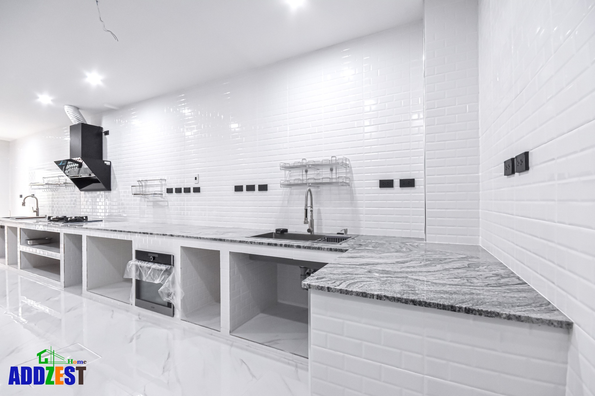 ผู้รับเหมาต่อเติมห้องครัว ผู้รับเหมามืออาชีพกับผู้รับเหมาทั่วไปนั้นต่างกันมากครับ มืออาชีพจะช่วยเราได้ตั้งแต่การออกแบบ เลือกวัสดุ ไปจนถึงการแก้ปัญหาหน้างานแบบไม่โยนภาระกลับมาให้เจ้าของบ้าน