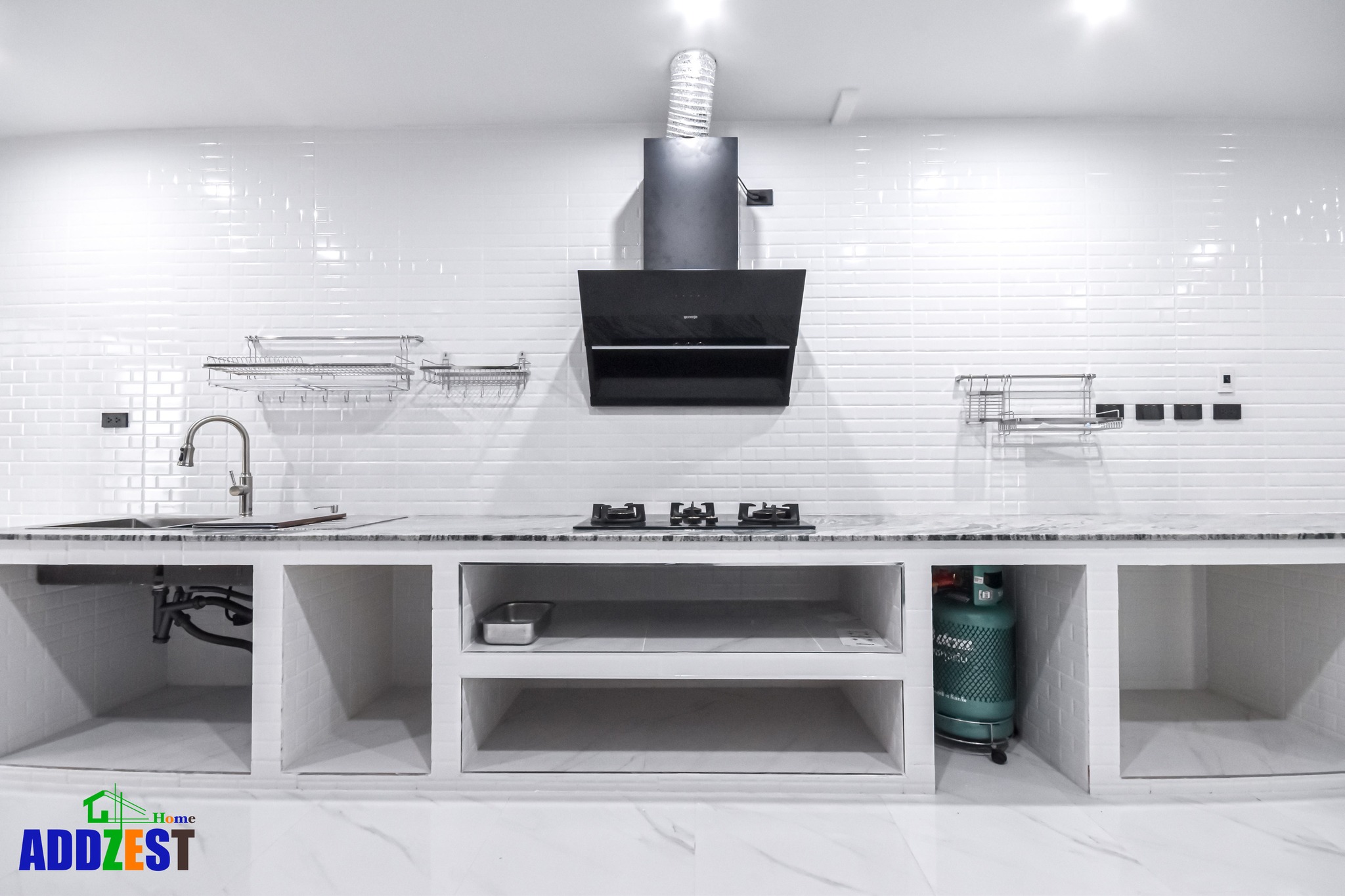 ต่อเติมครัวไทยหลังบ้าน ช่วยลดกลิ่นและควันรบกวนจากตัวบ้าน ทำอาหารได้ครบฟังก์ชัน “โขลก–สับ–ทอด” แบบเต็มที่ ปลอดภัย ระบายความร้อนดีขึ้น บ้านไม่เลอะง่ายและดูแลง่ายขึ้น
