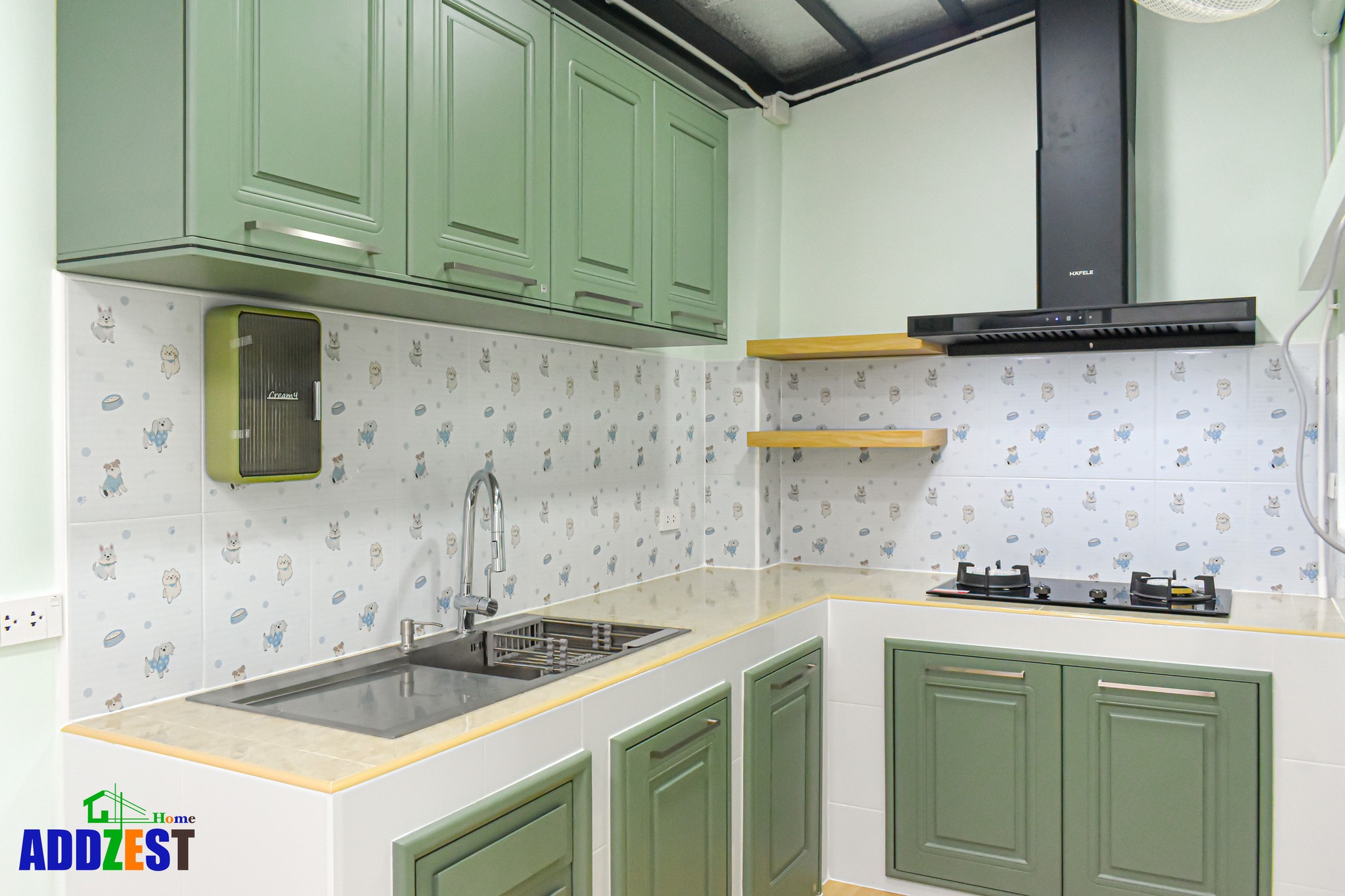 การเลือกทีม ผู้รับเหมาต่อเติมห้องครัว ช่างมืออาชีพจะช่วยเราได้หลายเรื่องครับ เริ่มตั้งแต่การวางแผนและออกแบบ พวกเขาจะฟังความต้องการเราอย่างละเอียด แนะนำตำแหน่งเคาน์เตอร์ ซิงก์ เตา และพื้นที่เก็บของให้ใช้งานได้จริง รวมถึงช่วยเลือกวัสดุที่เหมาะสมกับการใช้งานและงบประมาณ 