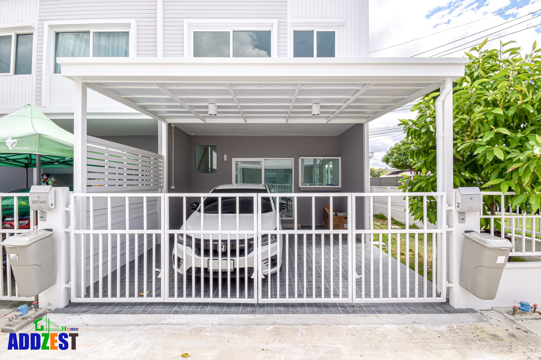 โรงรถสวยๆ โรงรถสไตล์โมเดิร์นมินิมอล เน้นความเรียบง่าย ให้ความน้อยแต่มากได้อย่างลงตัวทั้งฟังก์ชันและดีไซน์ ด้วยโทนสีสว่าง ทำให้พื้นที่ดูโปร่ง โล่งสบาย เหมาะกับบ้านโมเดิร์นที่ต้องการความเรียบหรูแต่คงฟังก์ชันครบครัน