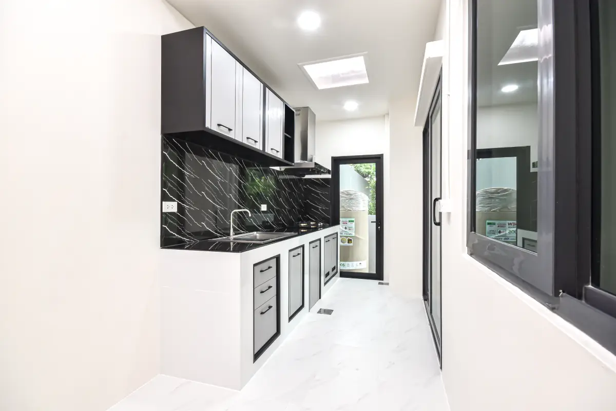 ครัวรูปตัว I สำหรับพื้นที่ขนาดเล็ก จาก AddzestHome